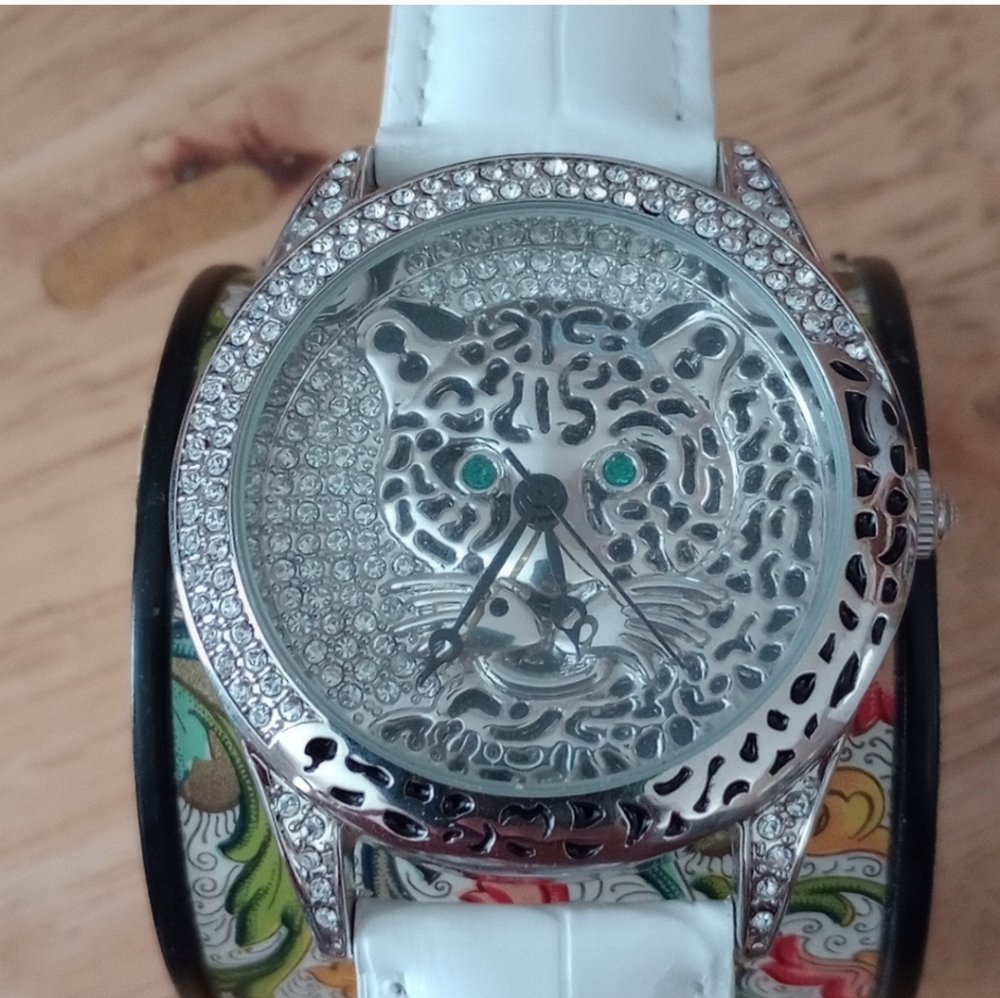 Leopard cat watch